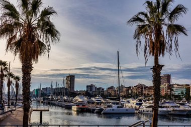 Güneşli bir günde güzel İspanyol şehri Alicia.