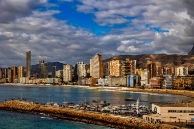 İspanya 'nın Benidorm Costa Blanca şehrinde güzel bir sahil.
