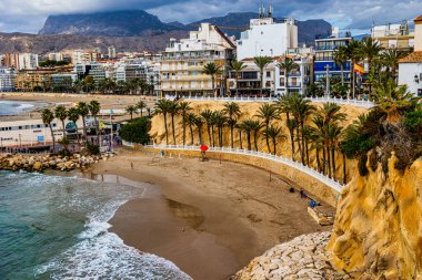 İspanya 'nın Benidorm Costa Blanca şehrinde güzel bir sahil.