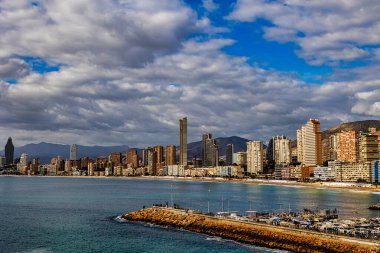İspanya 'nın Benidorm Costa Blanca şehrinde güzel bir sahil.