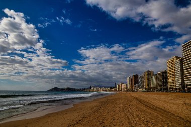 İspanya 'nın Benidorm Costa Blanca şehrinde güzel bir sahil.