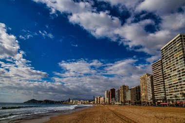 İspanya 'nın Benidorm Costa Blanca şehrinde güzel bir sahil.