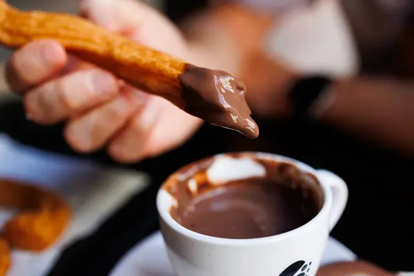 Lezzetli İspanyol geleneksel çikolatalı churros yemeği.