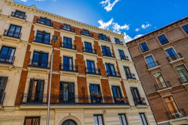 Madrid İspanya 'nın merkezindeki güzel tarihi binalar.