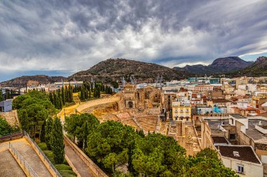 İspanyol şehri Cartagena 'daki antik Roma tiyatrosunun güzel kalıntıları.
