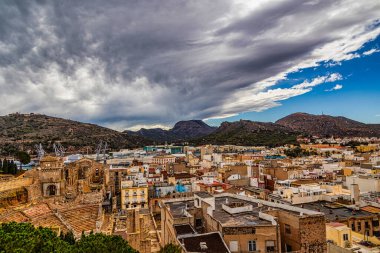 İspanyol şehri Cartagena 'daki antik Roma tiyatrosunun güzel kalıntıları.