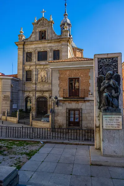 Madrid İspanya 'nın merkezindeki güzel tarihi binalar.