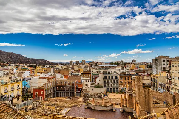 İspanyol şehri Cartagena 'daki antik Roma tiyatrosunun güzel kalıntıları.