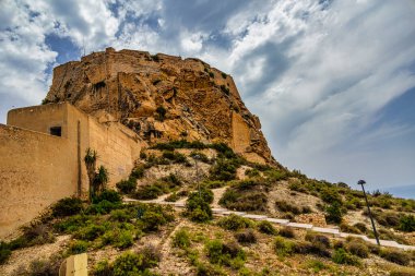 Alicia İspanya 'daki Saint Barbara şatosunun bulunduğu dağdan güzel bir yaz manzarası.
