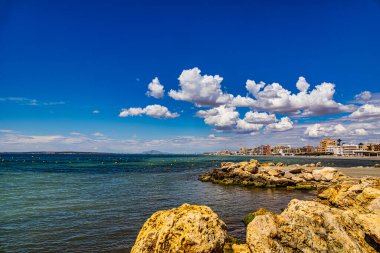 İspanya 'nın Sana Pola şehrinden mavi gökyüzü ile güzel bir manzara.