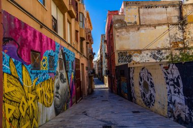 Büyük tarihi bir bina, canlı bir Cartagena meydanında yer almaktadır..