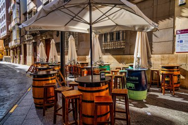 Kafenin dışındaki bir tabela, gülümseyen müşteriler için indirimli, kırmızı ve mavi el yazısıyla.