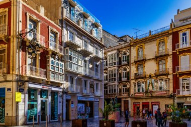 Büyük tarihi bir bina, canlı bir Cartagena meydanında yer almaktadır..