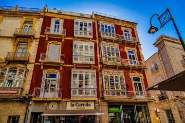 Büyük tarihi bir bina, canlı bir Cartagena meydanında yer almaktadır..