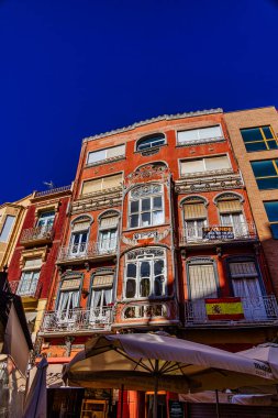 Büyük tarihi bir bina, canlı bir Cartagena meydanında yer almaktadır..