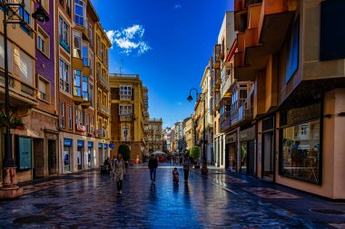 Büyük tarihi bir bina, canlı bir Cartagena meydanında yer almaktadır..