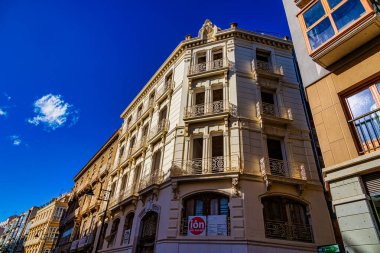 Büyük tarihi bir bina, canlı bir Cartagena meydanında yer almaktadır..