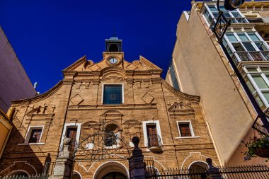 Büyük tarihi bir bina, canlı bir Cartagena meydanında yer almaktadır..