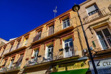 Büyük tarihi bir bina, canlı bir Cartagena meydanında yer almaktadır..