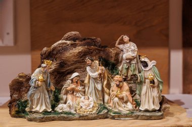 Ayrıntılı bir İsa 'nın doğumu sahnesinde çobanlar, melekler ve üç büyücü de dahil olmak üzere bir takım figürler bir yemlikte bebek İsa' nın etrafında toplandılar.