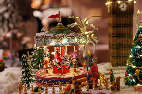 Canlı, minyatür bir atlıkarınca renkli ışıklarla süslenir.,