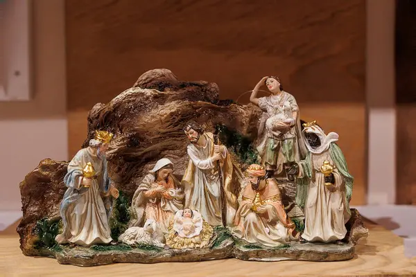 Ayrıntılı bir İsa 'nın doğumu sahnesinde çobanlar, melekler ve üç büyücü de dahil olmak üzere bir takım figürler bir yemlikte bebek İsa' nın etrafında toplandılar.