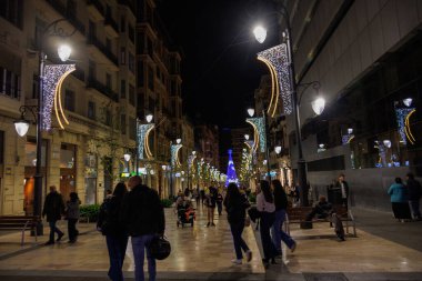 Alicante sokakları Noel için süslenmiş.