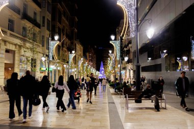 Alicante sokakları Noel için süslenmiş.