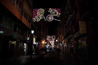 Alicante sokakları Noel için süslenmiş.