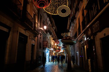 Alicante 'deki karakteristik mantar sokağı geceleri Noel için süslenir.