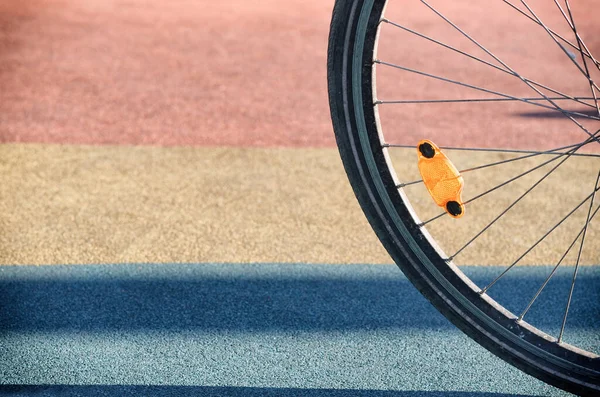カラフルな背景に自転車タイヤ — ストック写真