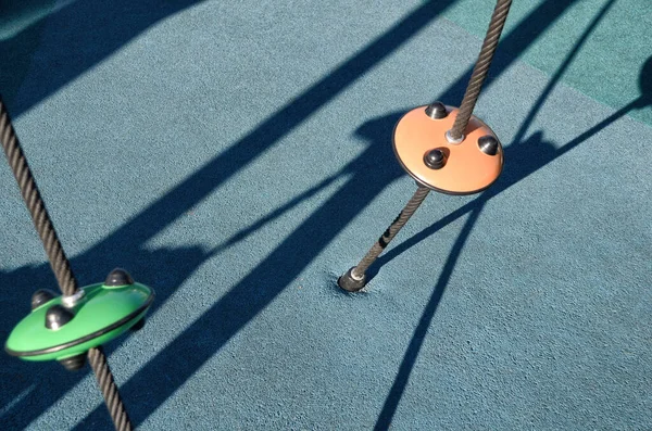 攀爬儿童游乐场的绳索 攀爬网 攀爬儿童游乐场的绳索 攀爬儿童的丛林体育馆 儿童用彩色橡胶地板的现代游乐场 — 图库照片