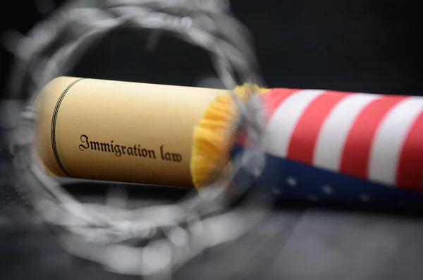 铁丝网 移民法和美利坚合众国国旗 移民概念 图库图片