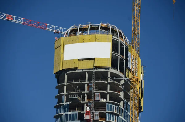 青空を背景に現代的なソリティア 建設クレーンの建設 ストック画像
