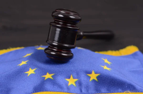 黒い木製の背景に法律と正義 合法性の概念 裁判官ガベルと欧州連合の旗 ストック写真