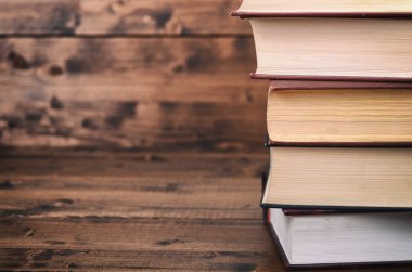 Eski hukuk kitapları kahverengi ahşap zemin, kahverengi ahşap zemin üzerinde