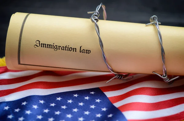 米国の有刺鉄線 移民法と旗 移民の概念 — ストック写真