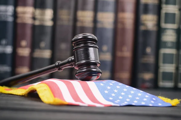 法律と正義 合法性の概念 法律図書館 裁判官ガベルとアメリカの国旗が黒い木の背景にあります ストック画像