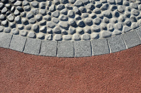石と花崗岩 円形と正方形で舗装された石の歩道 ストック画像
