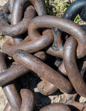 Zincirleme Bağlantı Arkaplanı bir yığın içinde yerde yatıyor.