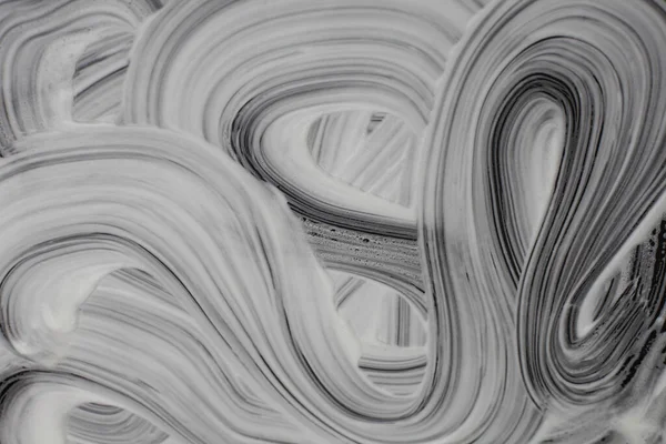 Beyaz Köpük Dalga Lekeleri Pürüzsüz Siyah Bir Yüzey Üzerinde Soyut — Stok fotoğraf