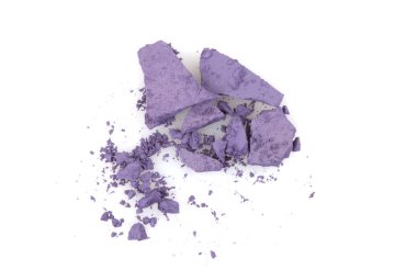 Parçalanmış ve ezilmiş menekşe rengi göz farı, toz. Kırık kozmetik ürünleri beyaz arkaplanda