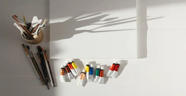 Puste Płótno Przestrzenne Farby Akrylowe Tubkach Pędzle Ołówki Pastele Nóż — Zdjęcie stockowe