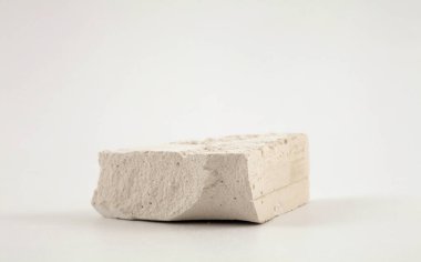 Bej arka planda boş ton platform podyumu. En az boş ürün sunum sahnesi.
