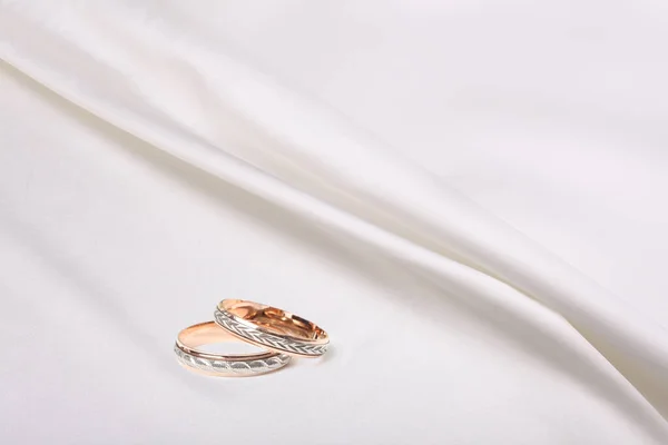 Svatební Prsteny Bílém Béžovém Hedvábí Abstraktní Textura Horizontální Kopírování Prostor — Stock fotografie