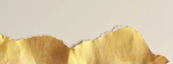Złoto Podarte Puste Kawałki Papieru Tekstury Jasnobeżowym Egzemplarzu Przestrzeń Pozioma — Zdjęcie stockowe