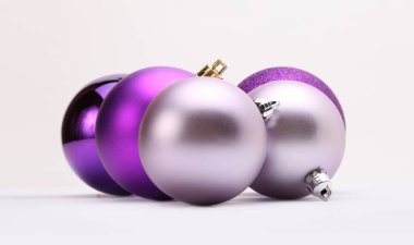 Yakın plan Violet, pembe ekşi ve ışıltılı Noel topları.