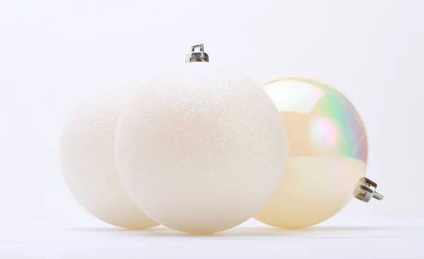 白い真珠層と輝きメリークリスマスボール — ストック写真