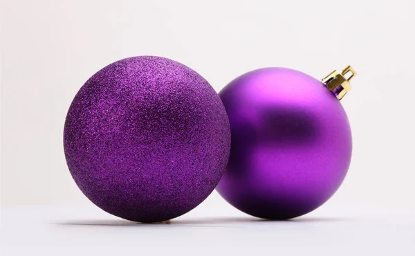 Primer Plano Violeta Nácar Brillo Feliz Navidad Bolas —  Fotos de Stock