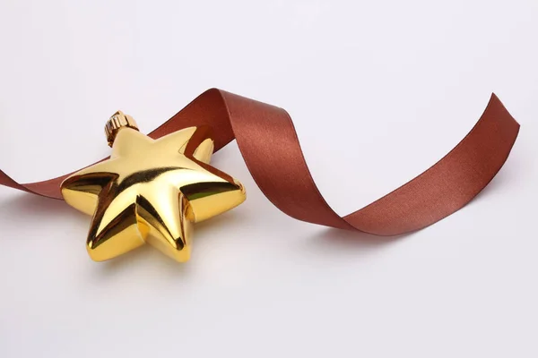 Close Vánoční Zlatá Třpytka Hvězda Hnědou Stuhou Béžové Kopírovat Prostor — Stock fotografie